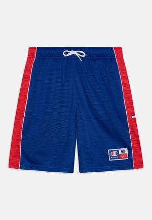 Pantalones cortos atléticos de malla azul con paneles laterales rojos, acentos blancos y cinturilla elástica. Presenta un logo en parche y cordón.