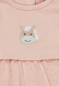 Helles rosa Baumwollkleid mit einem gestickten Pferdegesicht Design. Mit kurzen Ärmeln und einem gerafften Rock mit subtilen Sprenklern.