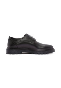 Chaussure habillée noire en cuir avec lacets, semelle épaisse en caoutchouc et semelle à rainures, vue de côté sur fond blanc.