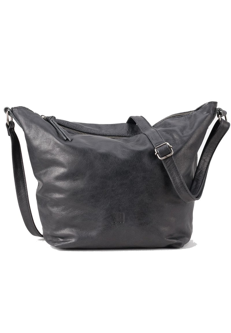 Borsa a spalla in pelle nera con una texture morbida, parte superiore con zip, tracolla regolabile e logo discreto sul davanti. Design semplice e angolare.