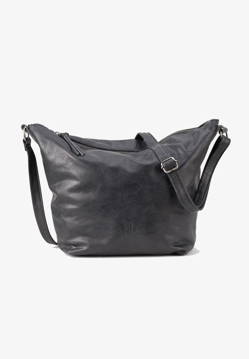 Borsa a spalla in pelle nera con una texture morbida, parte superiore con zip, tracolla regolabile e logo discreto sul davanti. Design semplice e angolare.