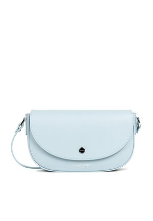 Borsa a tracolla in pelle azzurro chiaro con patta arrotondata, chiusura a scatto argentata e tracolla removibile. Finitura testurizzata con logo impresso.