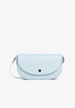 Helles blaues Leder-Crossbody-Tasche mit einer runden Klappe, einem silbernen Druckverschluss und einem abnehmbaren Schulterriemen. Texturierte Oberfläche mit geprägtem Logo.