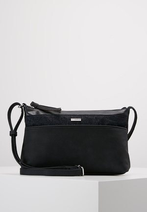 Sort crossbody taske med justerbar rem, pebble-læderbund, glitrende øverste sektion og en lille sølv brandlogo plade foran.