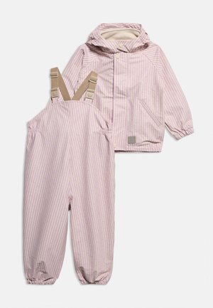 Barnas rosa og beige stripete regnjakke med hette og matchende vanntette smekke-bukser med beige justerbare stropper.