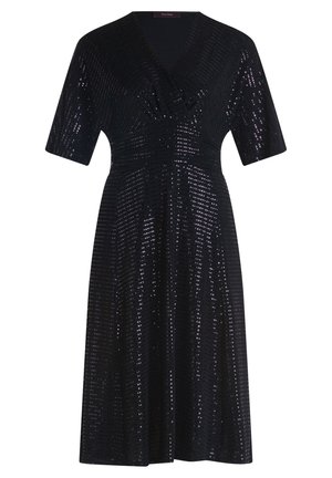 Schwarzes Paillettenkleid mit V-Ausschnitt, kurzen Ärmeln und tailliertem Schnitt, der in einen ausgestellten Rock übergeht. Funkelnde Textur auf der gesamten Oberfläche.
