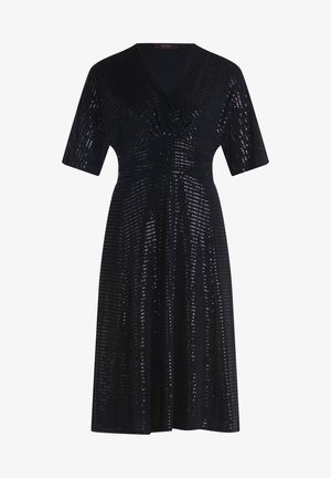 Czarna sukienka z cekinami, z dekoltem w kształcie litery V, krótkimi rękawami i dopasowaną talią, która przechodzi w rozkloszowany dół. Całość pokryta błyszczącą teksturą.