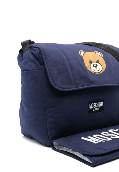 Borsa a tracolla blu navy con grafica di un orso, dotata di chiusura a pattina, tracolla regolabile e etichetta "MOSCHINO BABY" in bianco.