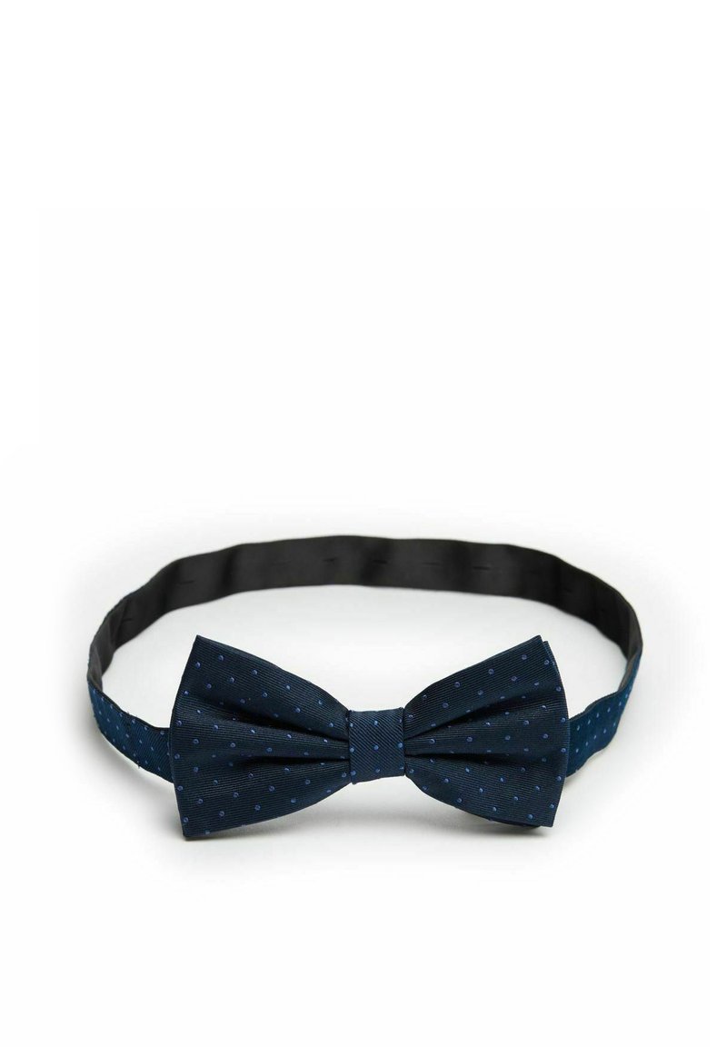Mörkblå fluga med små ljusblå prickar, tillverkad av texturerat tyg. Utrustad med ett fast svart justerbart band för säker fastsättning.