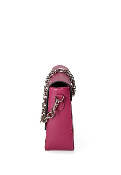 Borsa a mano in pelle rosa con un design strutturato, texture lucida e manico a catena in argento. Presenta un profilo verticale e hardware visibile.