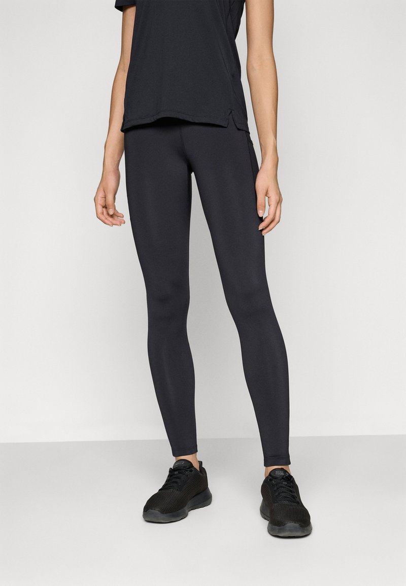 Juodos sportinės legging kelnės, pagamintos iš elastingos medžiagos, su lygiu paviršiumi ir prigludusia forma, derinamos su juodais sportiniais batais.
