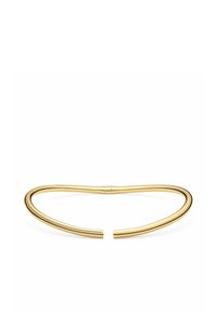 Guldtonad metallarmband med en slät, böjd design som har en texturerad detalj längs en kant och en öppen form.