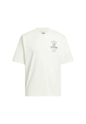 Biała koszulka Adidas z krótkimi rękawami i małym czarnym graficznym napisem "Los Angeles Adidas Sport Design Studio EST. 1949" na lewej piersi.