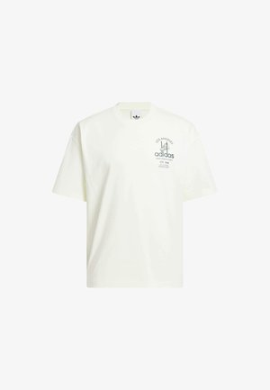 Weißes Adidas T-Shirt mit kurzen Ärmeln und kleinem schwarzem grafischem Text „Los Angeles Adidas Sport Design Studio EST. 1949“ auf der linken Brust.