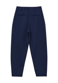Pantaloni su misura blu navy con passanti per cintura, due tasche posteriori a filetto e gamba affusolata, disposti piatti con il lato posteriore rivolto verso l'alto.