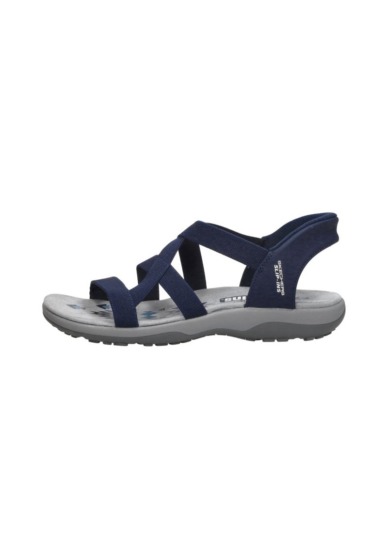 Sandal in blu navy con cinturini incrociati, soletta grigia imbottita e suola flessibile. Progettato per comfort e supporto durante l'uso.