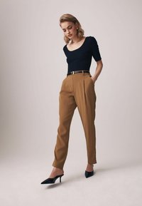 THE SET 2 PACK - Nadrágok - black camel brown