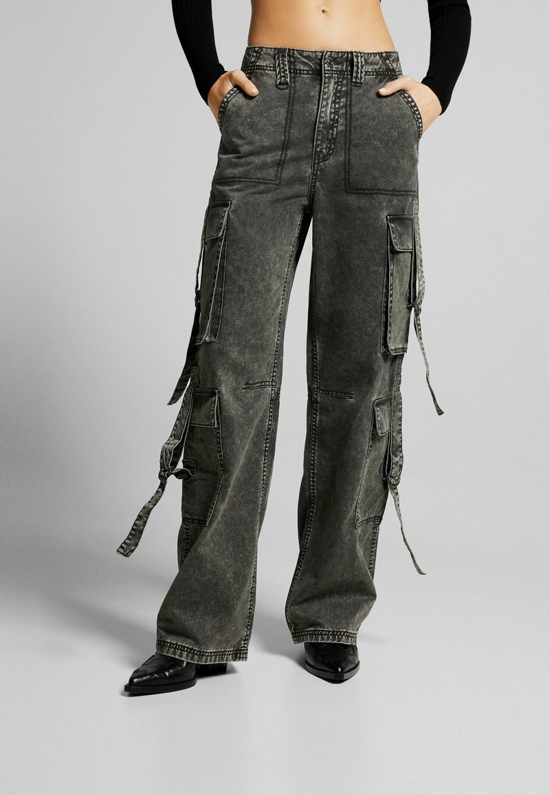Bershka CARGO WITH STRAPS Jeans bootcut dark grey/mörkgrå Zalando.se