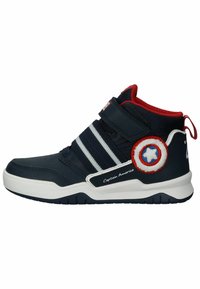 Marineblaue High-Top-Sneaker mit weißen Streifen, roten Akzenten und einem runden Captain-America-Patch an der Seite, die eine strukturierte Oberfläche aufweisen.