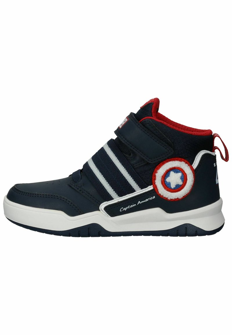 Marineblaue High-Top-Sneaker mit weißen Streifen, roten Akzenten und einem runden Captain-America-Patch an der Seite, die eine strukturierte Oberfläche aufweisen.