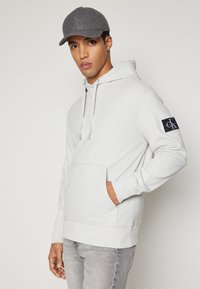 Calvin Klein Jeans BADGE HOODIE - Felpa - lunar rock