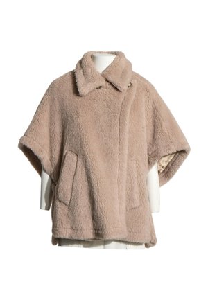 Veste courte en fausse fourrure beige à manches courtes avec col large, poches latérales et fermeture par boutons-pression sur un mannequin blanc.