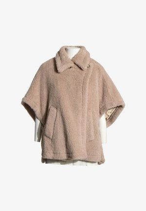 Chaqueta beige de manga corta de piel sintética con cuello ancho, bolsillos laterales y cierre de botón a presión sobre un maniquí blanco.