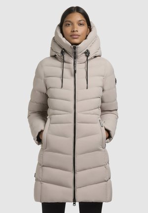 Lichtbeige pufferjack met een hoge kraag, chevron-gequilte ontwerp, rits aan de voorkant, verstelbare trekkoorden en zijzakken.
