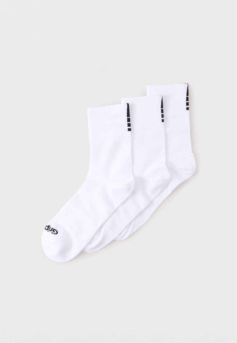 Τρία ζευγάρια λευκές κάλτσες στρατιωτικού τύπου με μαύρες ρίγες κοντά στην κορυφή και μαύρο κείμενο στα δάχτυλα, τοποθετημένα επικαλυπτόμενα σε ανοιχτό φόντο.