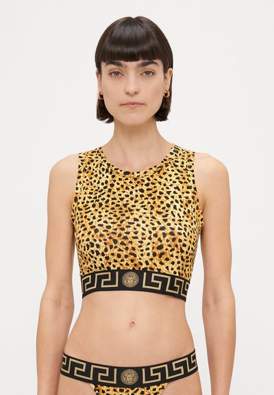 Top scurt cu imprimeu leopard și decolteu rotund, realizat dintr-un material neted. Prezintă o bandă neagră cu un logo auriu și un model de cheie grecească în partea de jos.