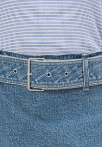 Abercrombie & Fitch CLASSIC BELTED SCARLETTE MINI SKORT  - Fustă denim - blue denim