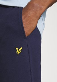 Lyle & Scott SLIM - Treniņtērpa apakšdaļas - navy