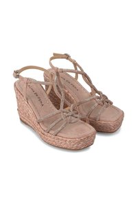 Sandali beige con zeppa, suola in juta intrecciata, tomaia in camoscio, cinture decorative con dettagli metallici e design a t-strap.