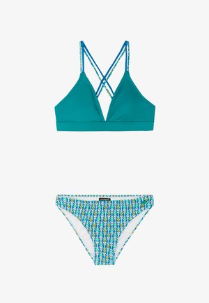 Turquoise bikinitop met gekruiste bandjes, gecombineerd met blauwe, groene en gele bikinibroekjes met een mid-rise pasvorm.