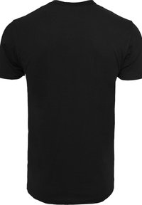 Tricou negru cu mânecă scurtă, fabricat din bumbac, cu gât rotund și spate simplu, având o textură netedă și fără desene sau logo-uri vizibile.