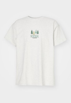 Biała koszulka z krótkim rękawem z zieloną grafiką drzewa i tekstem "Montreal Canada" na środku klatki piersiowej.
