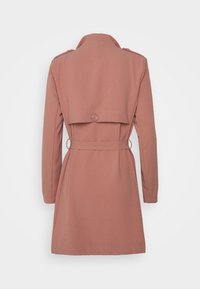 Abrigo largo y ajustado en tejido rosa empolvado con una solapa trasera abotonada, cinturón en la cintura y mangas largas. Textura suave y diseño minimalista.