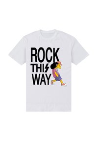 Bílé tričko s kreslenou postavičkou, která kráčí a nosí sluchátka. Tučný text "ROCK THIS WAY" je napsán velkým černým fontem.