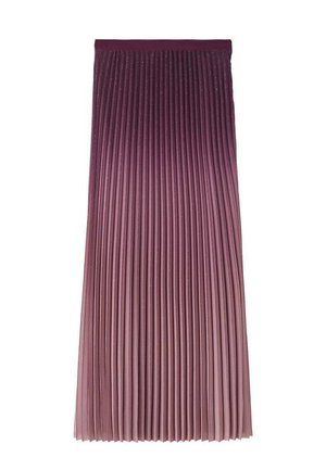 Pregačena midi suknja u gradijentu od tamnocrvene do maslinasto ružičaste, s naglašenim sjajnim detaljima i struktuiranim strukom za dodatnu definiciju.