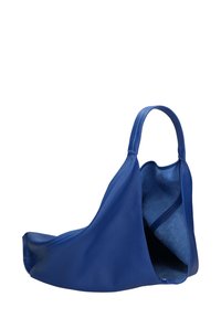 Borsa a mano in pelle blu con un design unico e curvo e un manico singolo. Presenta un interno con zip e una texture morbida simile alla suede.