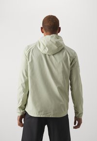 Nike Performance MILER - Vindjakke - olive aura