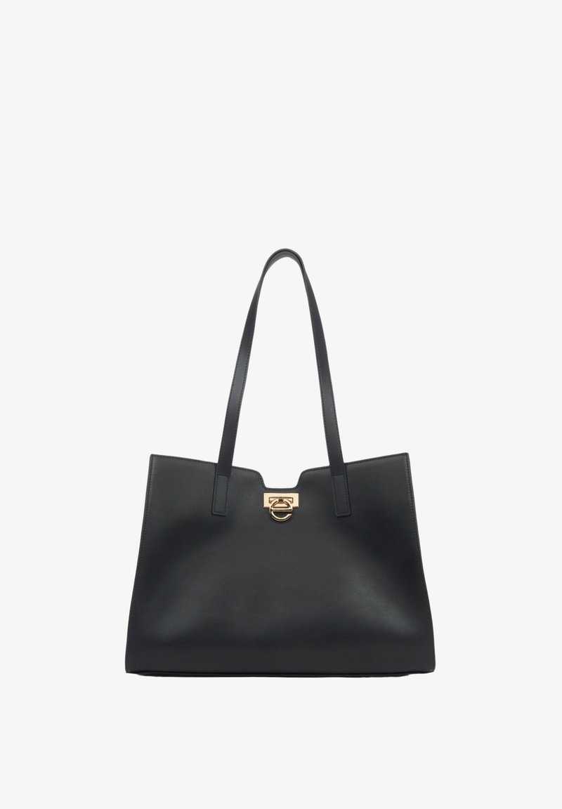 Zwarte leren schoudertas met twee lange handvatten, beschikt over een goudkleurig hardware accent aan de bovenkant, strak design, soepele textuur.