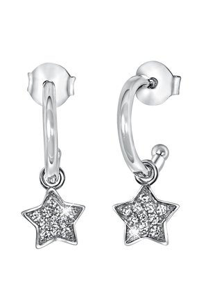 Boucles d'oreilles anneaux en argent avec breloques en forme d'étoile pendantes incrustées de cristaux clairs étincelants, sécurisées par des fermoirs papillon.