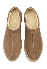 Br�ązowe zamszowe kapcie na slip-on posiadają miękką, futrzaną podszewkę, zaokrąglony przód i dekoracyjne przeszycia w zygzak na górnej krawędzi.