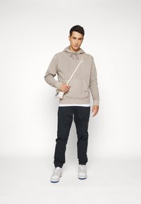 Nike Sportswear CLUB HOODIE REVIVAL - Felpa con cappuccio - olive grey