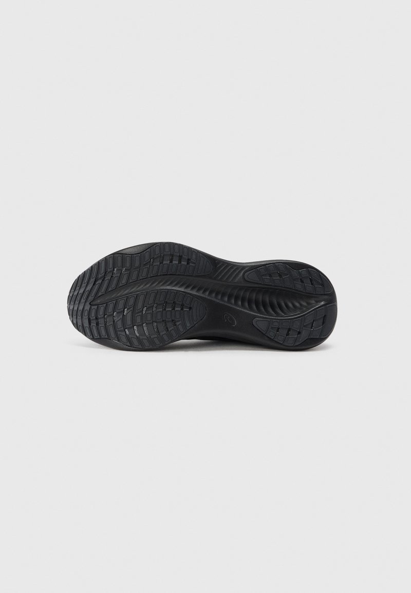 Schwarze Sneaker-Sohle aus strukturiertem Gummi mit unterschiedlichen Traktionsmustern. Flexibles Design mit glatten Kanten und einer zentralen Erhebung.