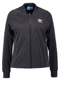 Svart idrottjacka i mjukt, lättviktigt material, med hel dragkedja, två sidofickor och vit Adidas-logotyp på vänster bröst.