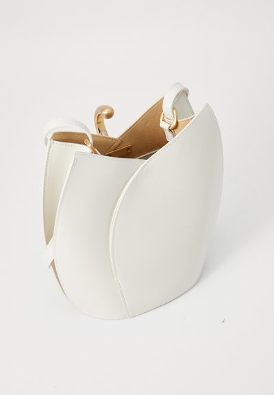 Borsa in pelle bianca con un design curvo unico, caratterizzata da dettagli in metallo dorato e una superficie liscia. Include una tracolla corta.