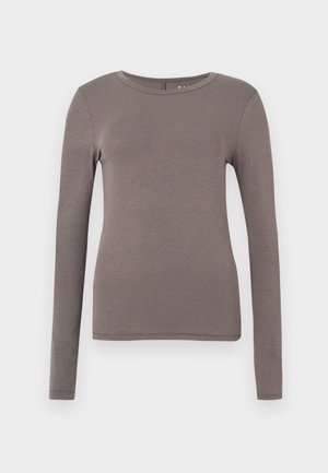 Bluza cu mânecă lungă dintr-un material moale, de culoare maro șters, cu decolteu rotund și croială conică, fără modele sau accente suplimentare.