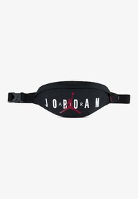 Mala de cintura preta com design arredondado, apresentando texto branco e um logo Jumpman vermelho. Alça ajustável e fecho de fivela resistente.